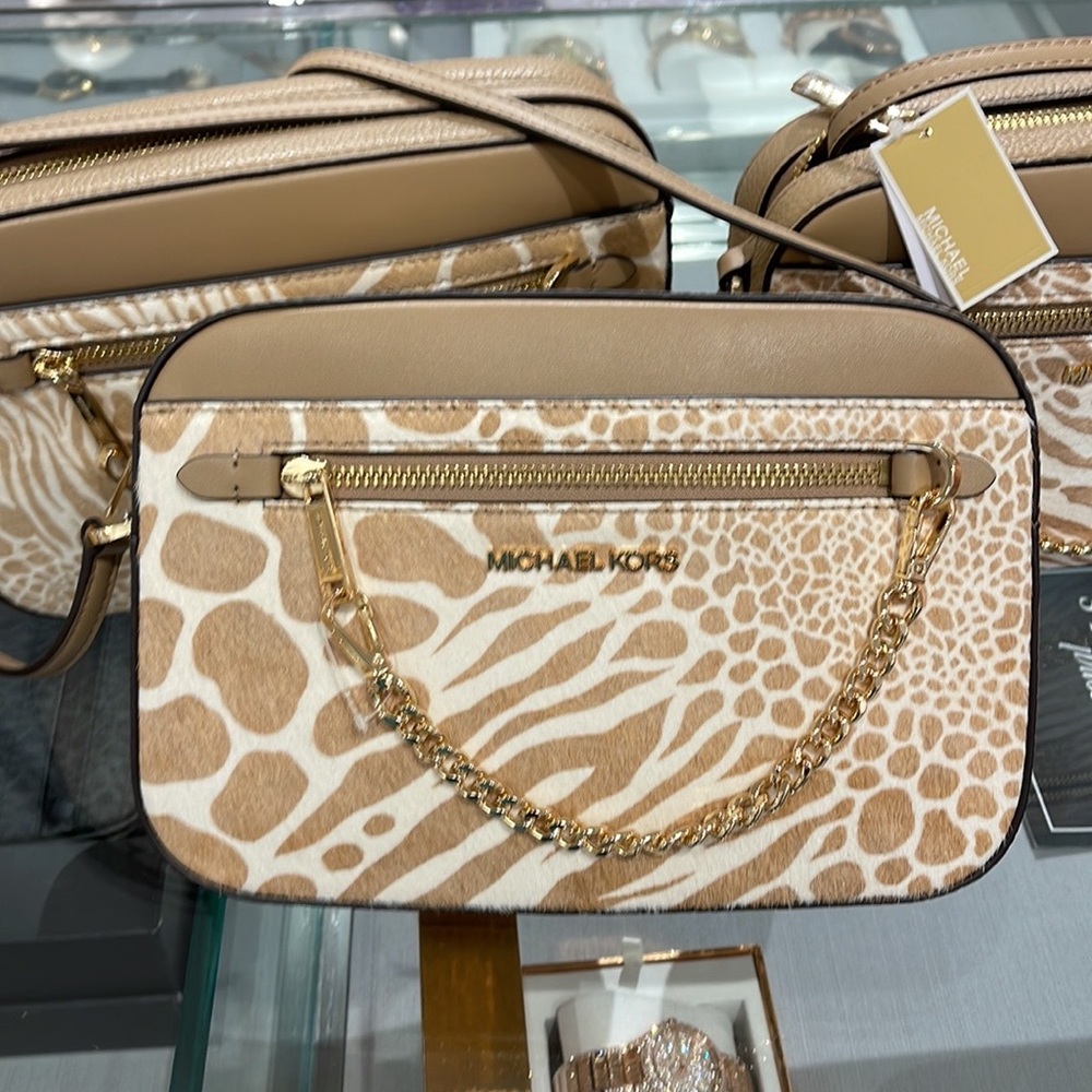 MICHAEL KORS JET SET LARGE EAST WEST ZIP POCKET CHAIN XBODY 
CAMEL
NWT - Picture 13 of 16